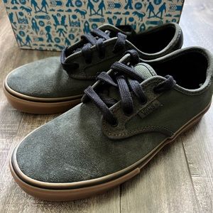 VANS -NEW Boys sneakers. Size 4. Dark green.
